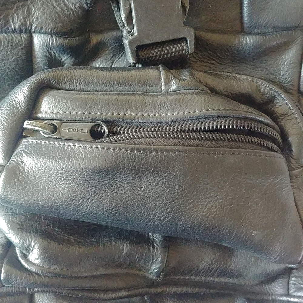 Harley Davidson Leather BackPack - Picture 4 of 12
